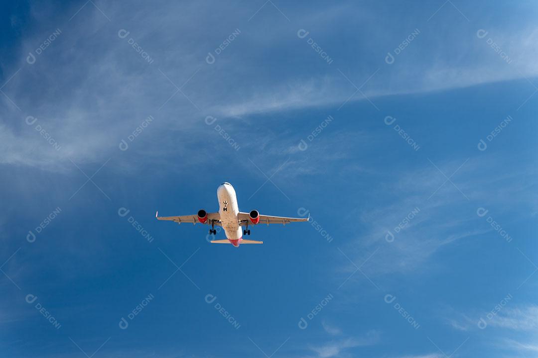 Foto Avião Voando Sobre Fundo de Céu Azul Conceito de Viagens