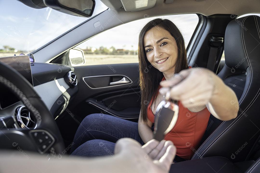 Foto Vendedora Dentro do Carro Passando a Chave para o Cliente Fazer Um Test Drive