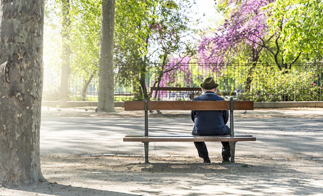 Foto Velho Espanhol Sentado Relaxando Em Um Banco Parque do Retiro Madrid Espanha