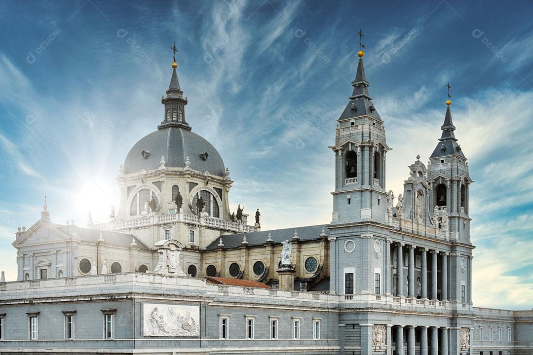 Vista da Cúpula e Torres da Catedral de Almudena Madrid Sapin Imagem JPG