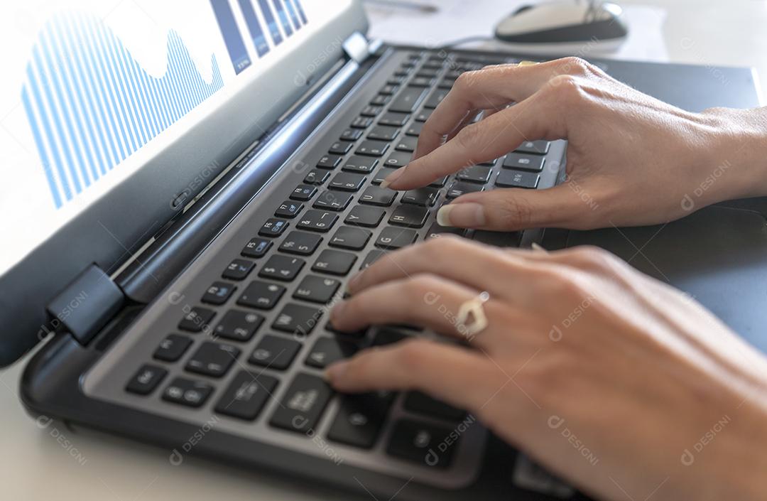 Mãos de Uma Empresária Analisando Gráficos no Laptop Imagem JPG