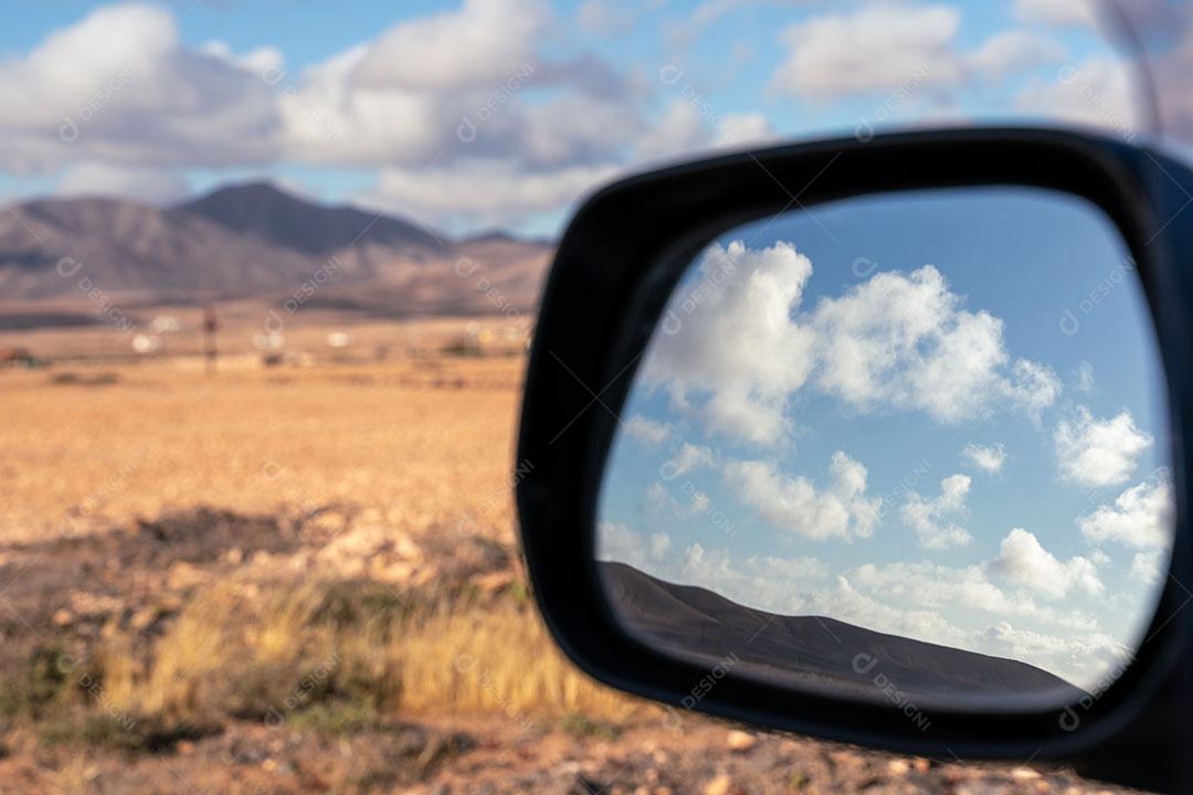 Reflexo das Nuvens no Espelho Retrovisor de Um Carro Imagem JPG