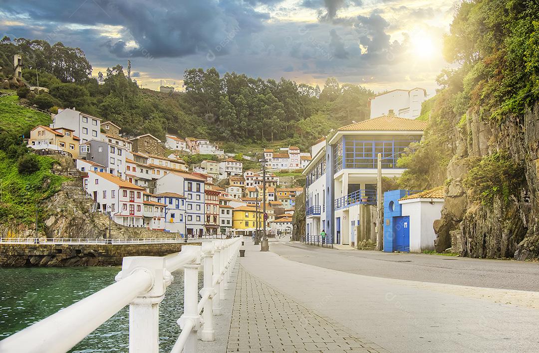Vista do Porto de Cudillero nas Astúrias Espanha Imagem JPG