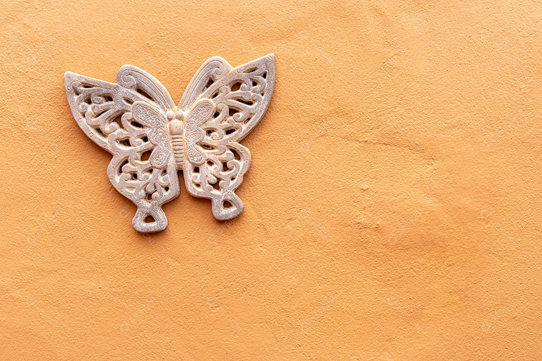 Foto Borboleta de Decoração na Parede Áspera Amarela