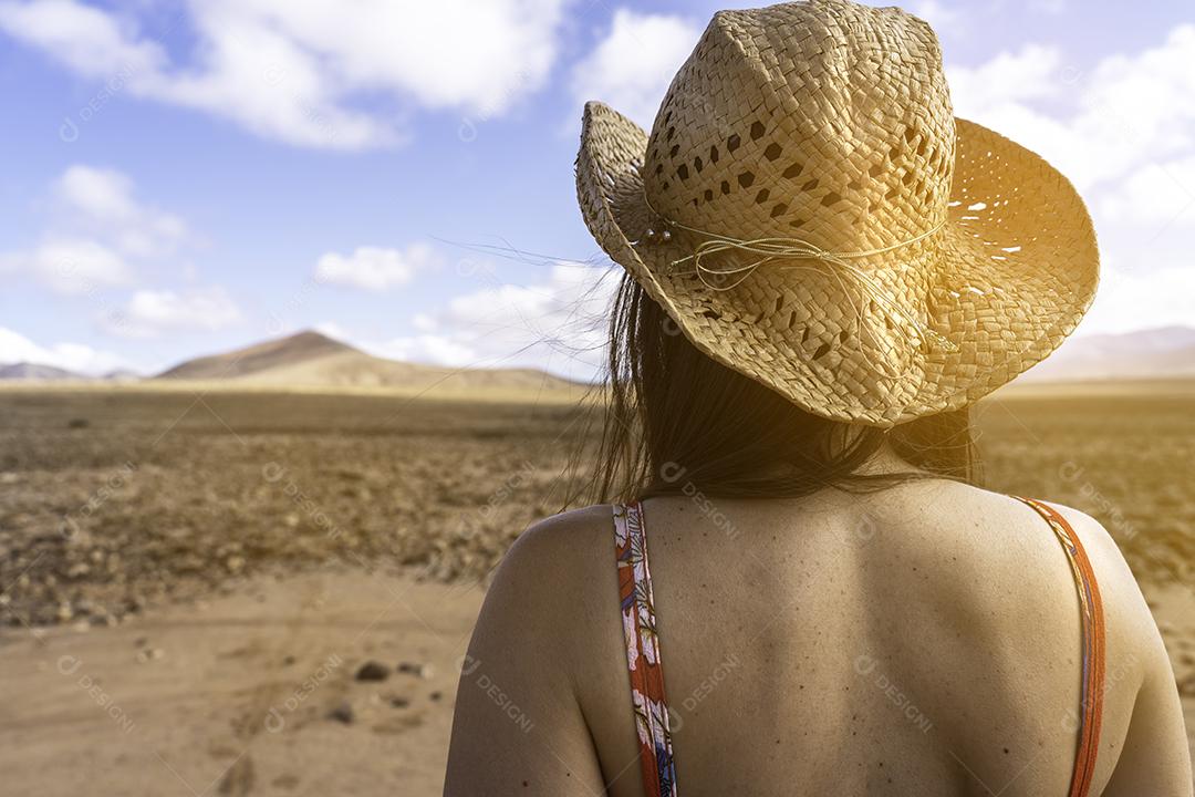 Foto Mulher Com Chapéu de Sol Apreciando a Paisagem Desértica Ilhas Canárias Espanha