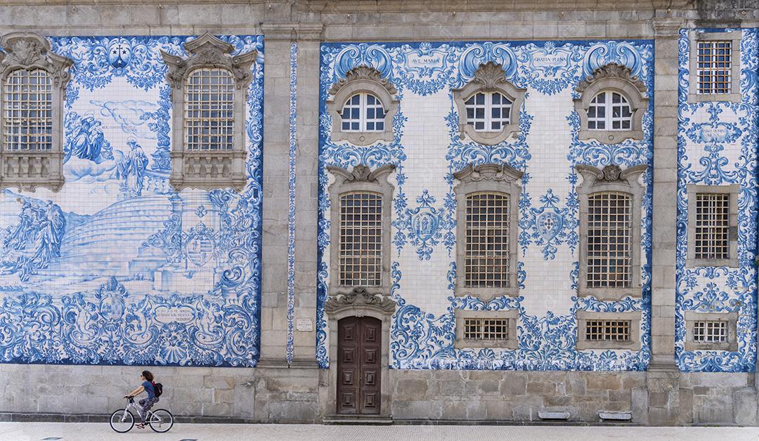 Foto Jovem Andando Bicicleta Igreja do Carmo Decorada Azulejos Pintados Porto Portugal