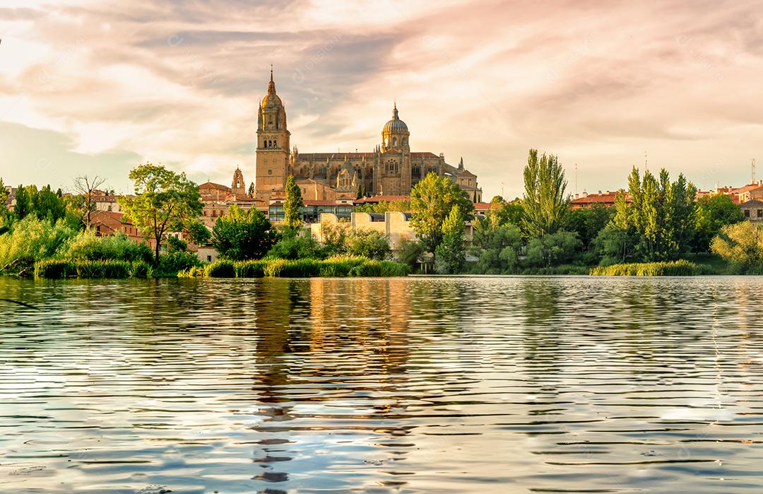 Vista da Catedral de Salamanca na Espanha Refletida no Rio Tormes Imagem JPG