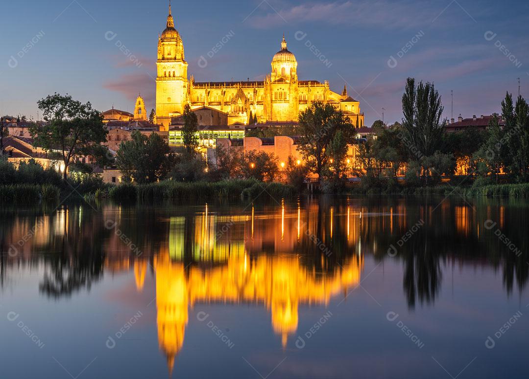 Foto Vista da Catedral de Salamanca na Espanha Refletida no Rio Tormes