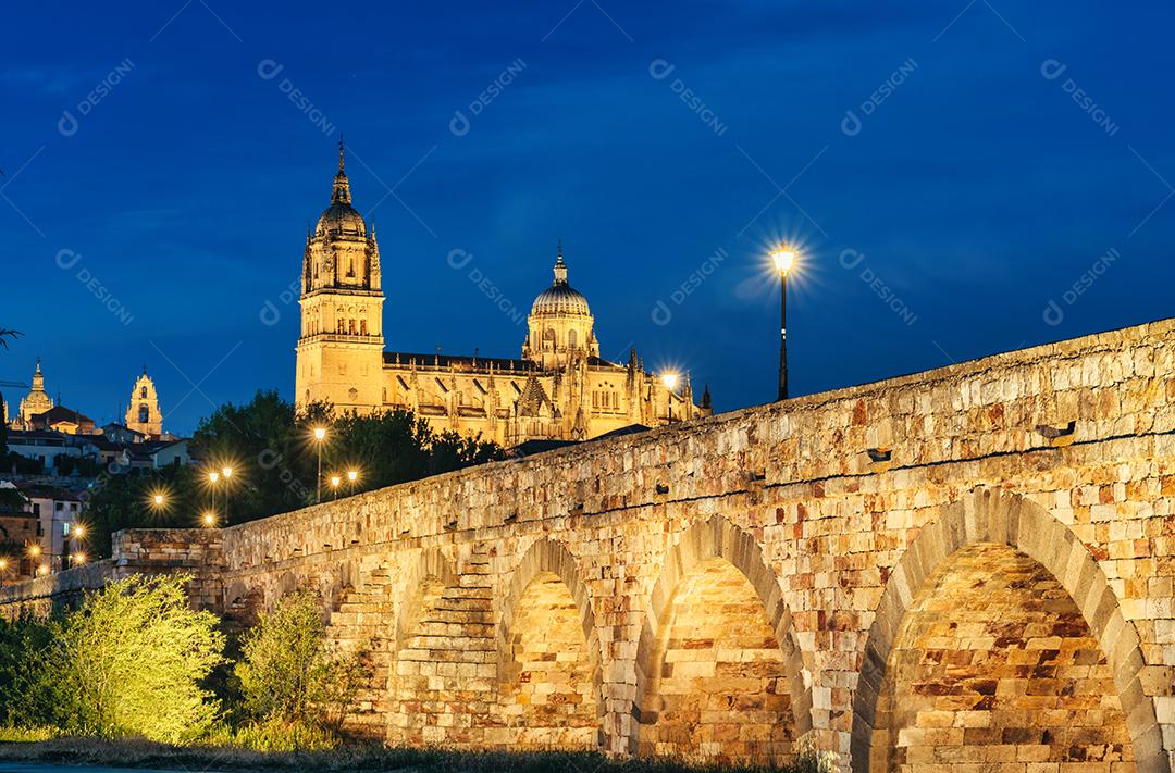 Foto Vista da Ponte Romana e da Catedral de Salamanca na Espanha à Noite