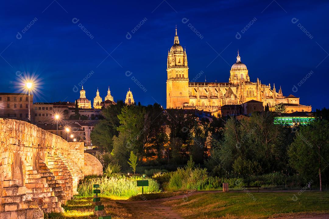 Foto Vista da Ponte Romana e da Catedral de Salamanca na Espanha à Noite
