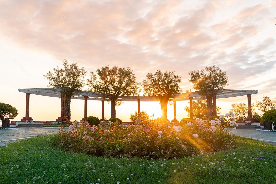 Passarela De Jardim Público Ao Nascer Do Sol Em Santander Na Espanha Imagem JPG