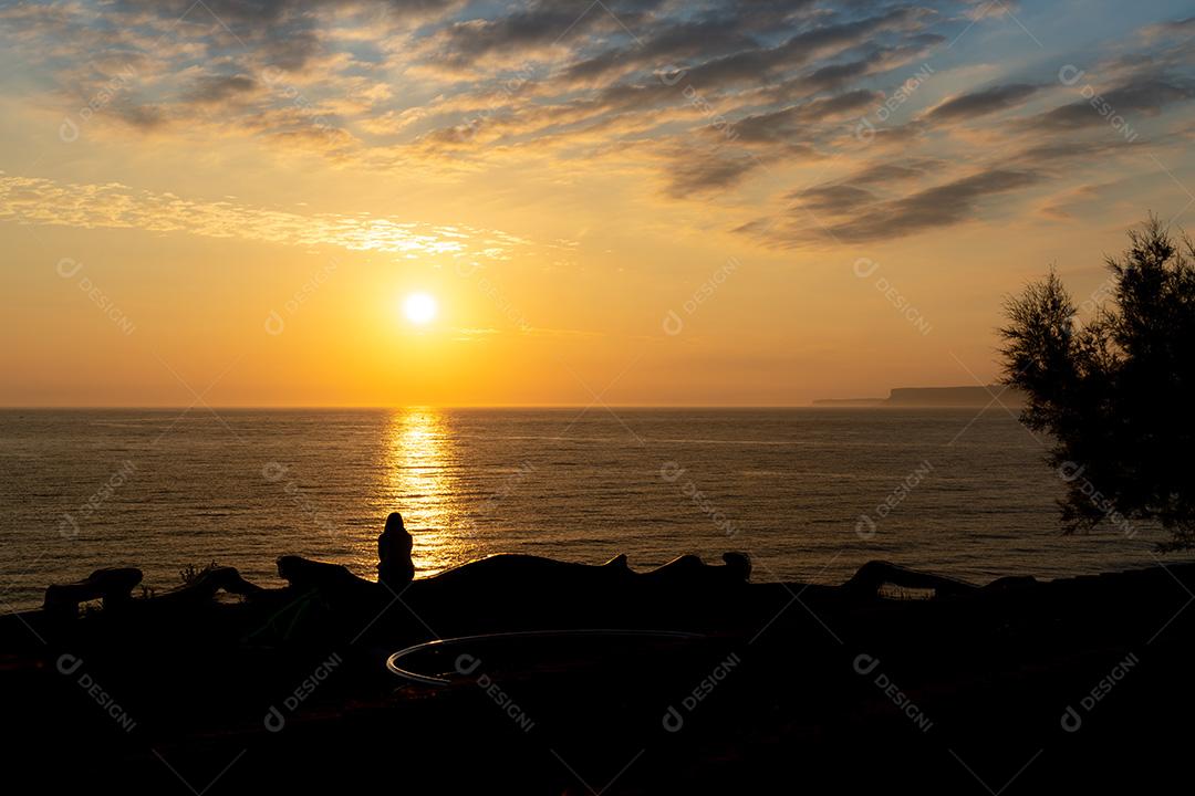 Uma Mulher Observando O Nascer Do Sol Imagem JPG