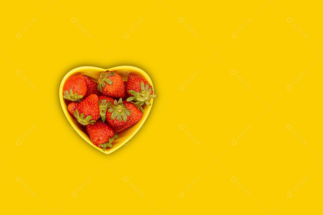 Prato Em Forma De Coração Amarelo Com Morangos Frescos Imagem JPG