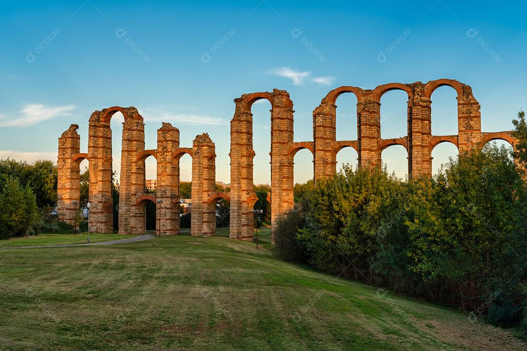 Aqueduto De Milagros Na Cidade Romana De Mérida Na Espanha Imagem JPG