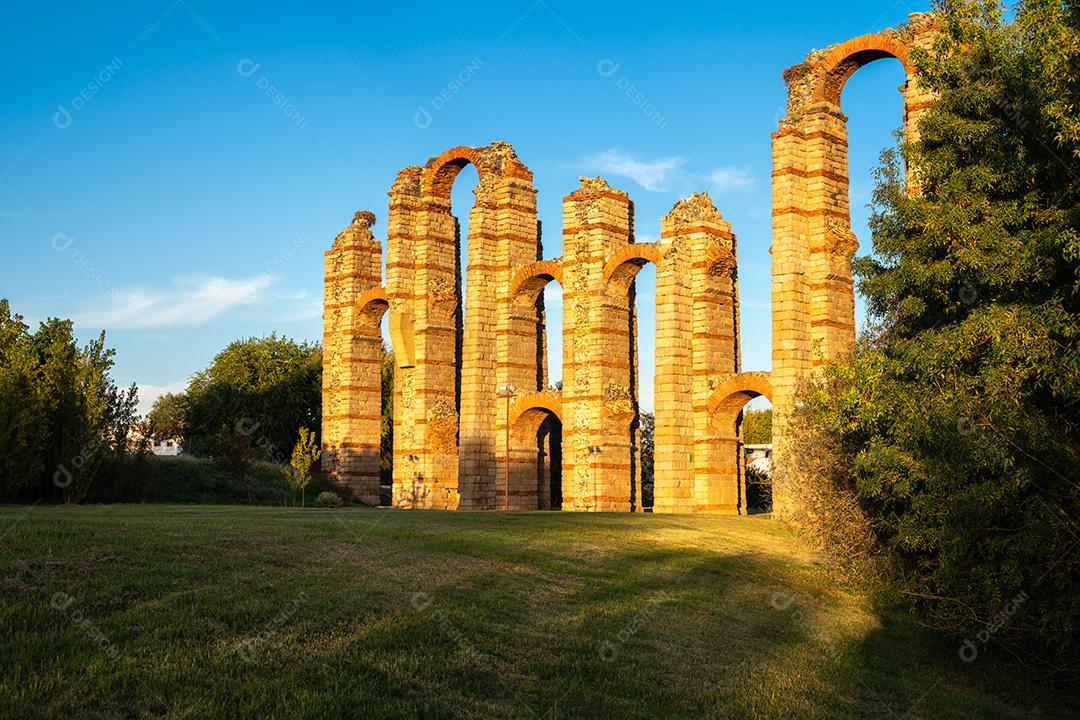 Aqueduto De Milagros Na Cidade Romana De Mérida Na Espanha Imagem JPG