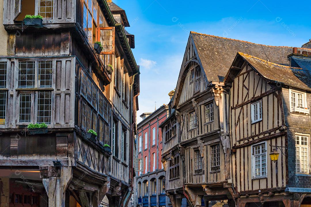 Casas De Madeira Medievais Em Dinan Bretanha Imagem JPG
