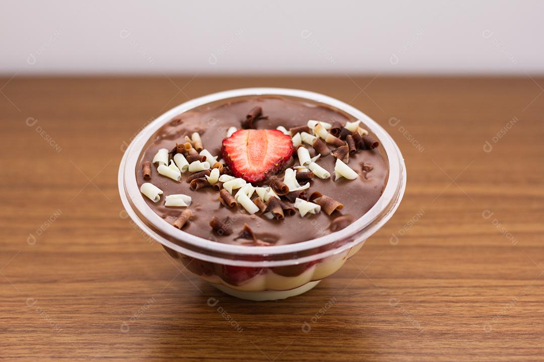 Mousse de chocolate com morango frutas vermelha