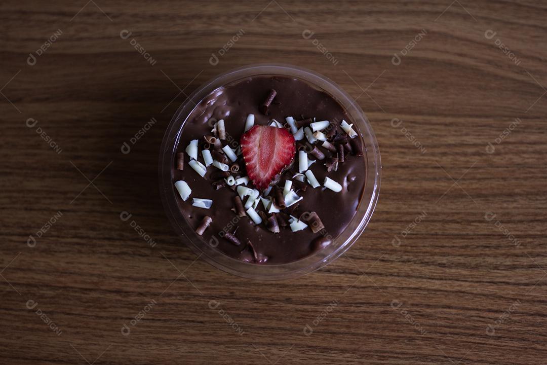 Mousse de chocolate com morango