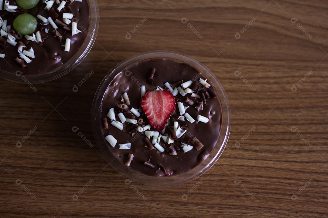 Potes de mousse de chocolate com frutas