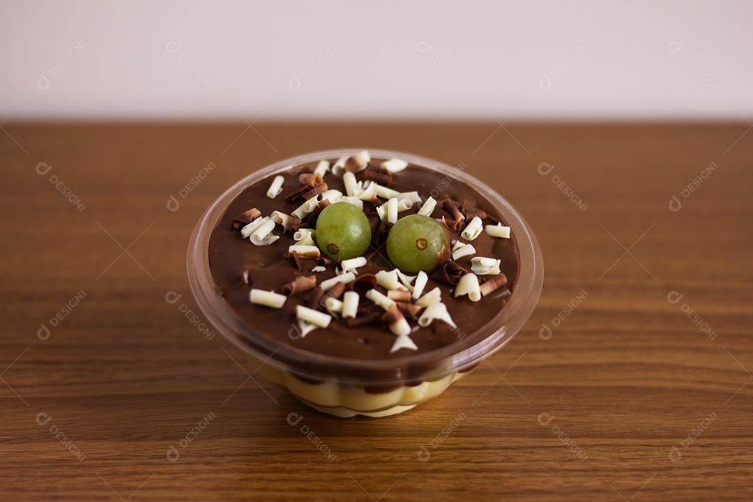 Pote de mousse em mesa de madeira sobremesa brasileira