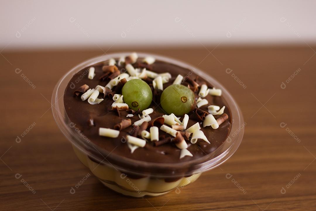 Pote com mousse de chocolate e uva verde