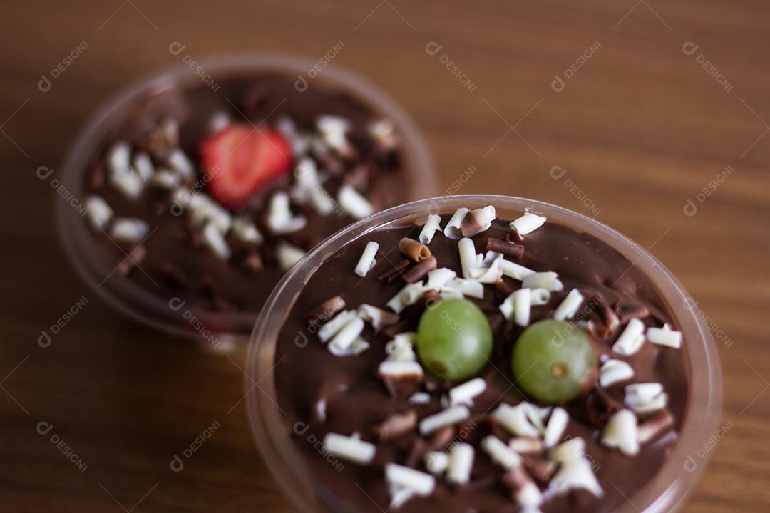 Mousse de chocolate com frutas