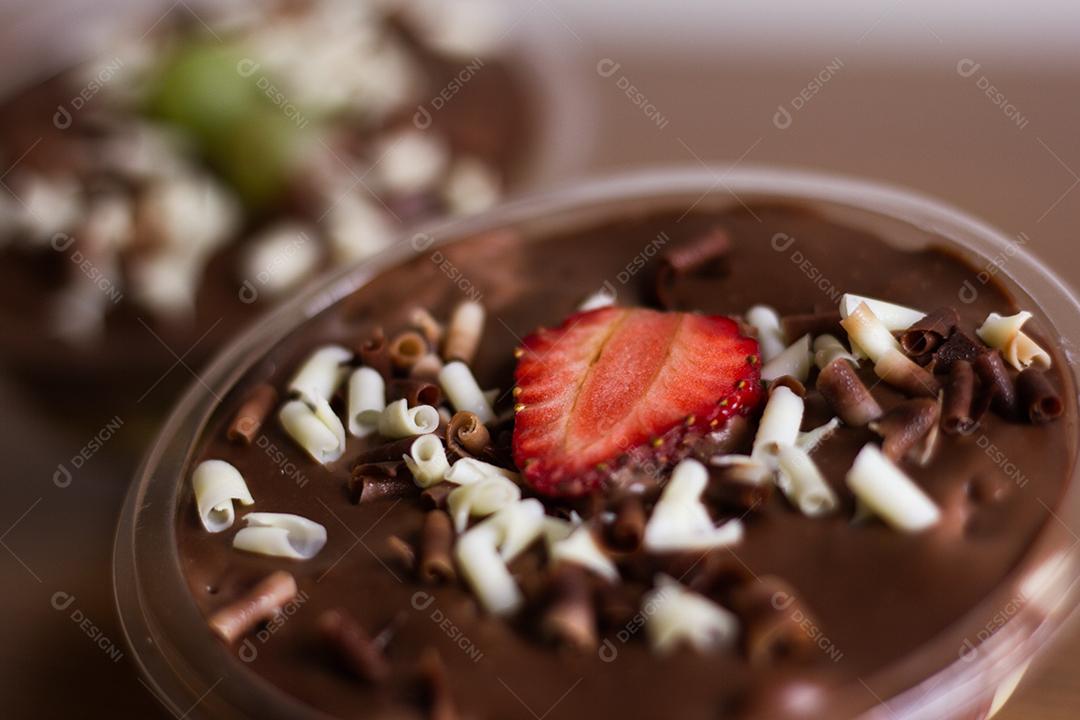 Pote com mousse de chocolate e morango