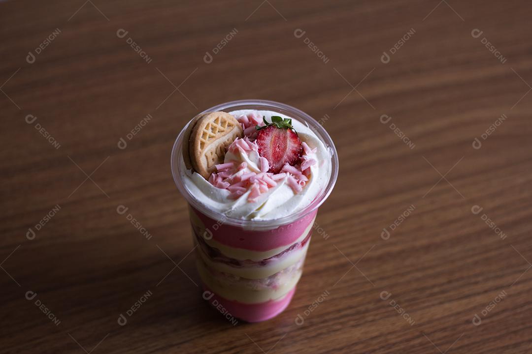 Copo de plástico com Iogurte recheado