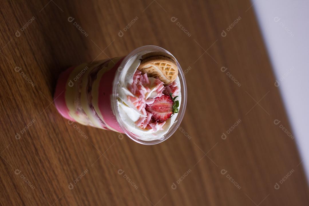 Iogurte caseiro em copos de plástico com recheio