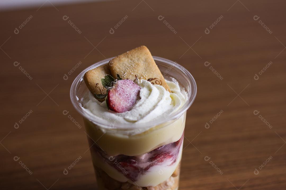 Iogurte caseiro em copos de plástico com recheio