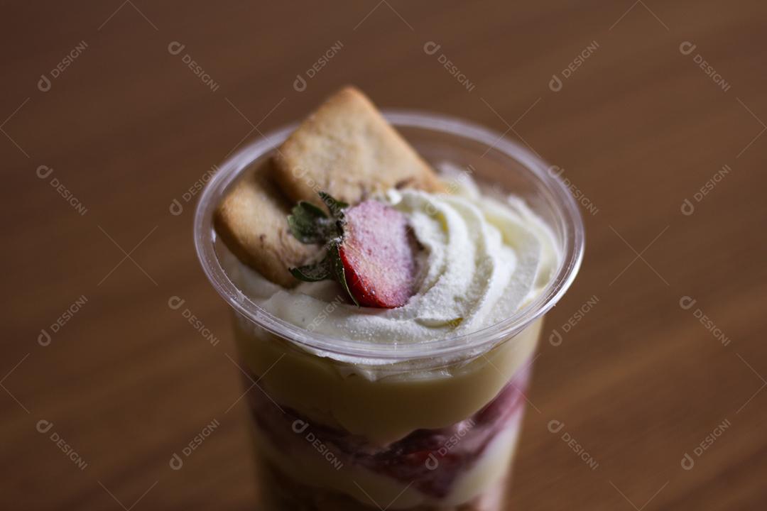 Iogurte caseiro em copos de plástico com recheio de morango