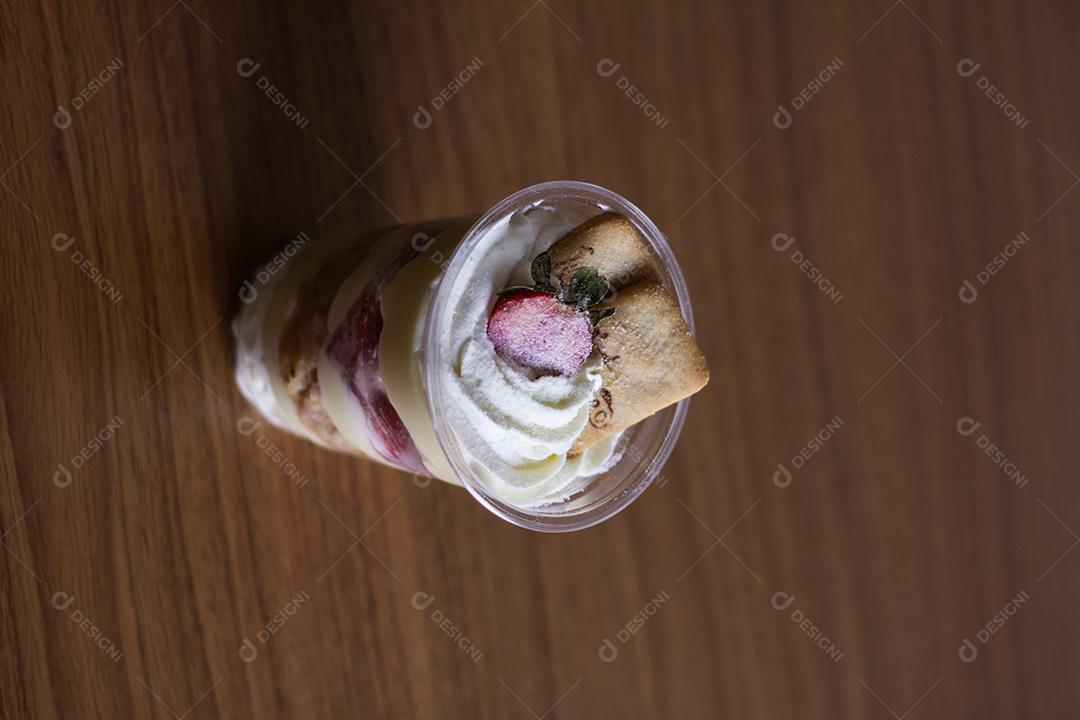 Iogurte caseiro em copos de plástico com recheio