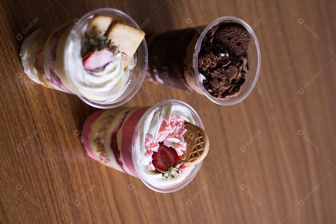 Copo de plástico com Iogurte recheado