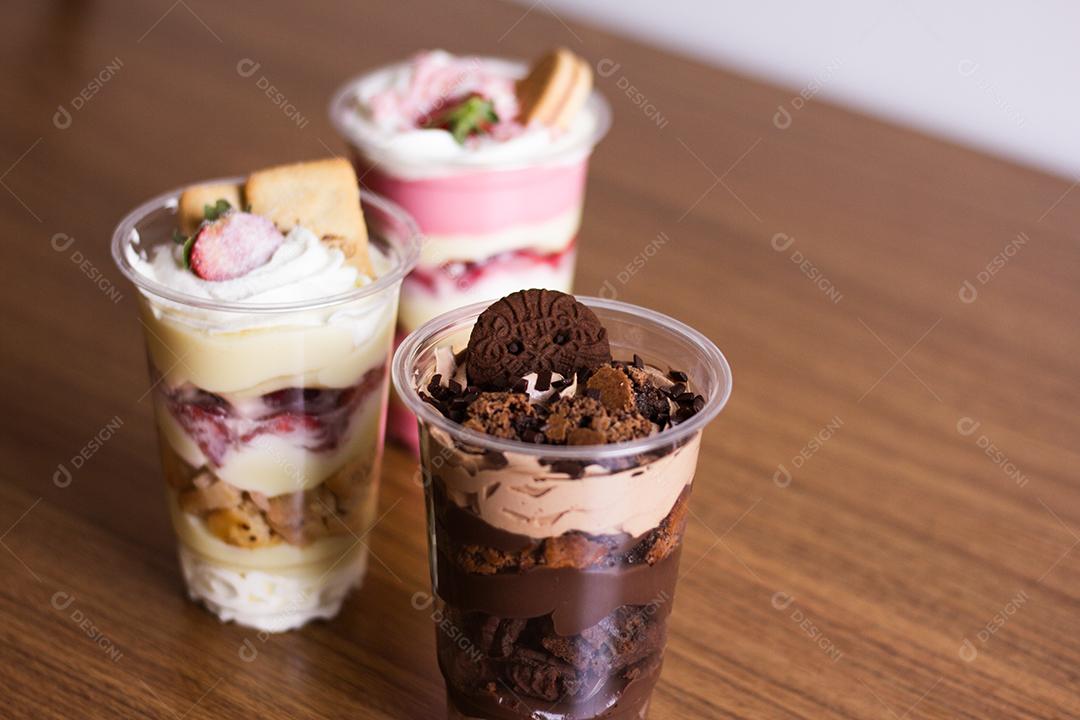 Iogurte caseiro em copos de plástico com recheio