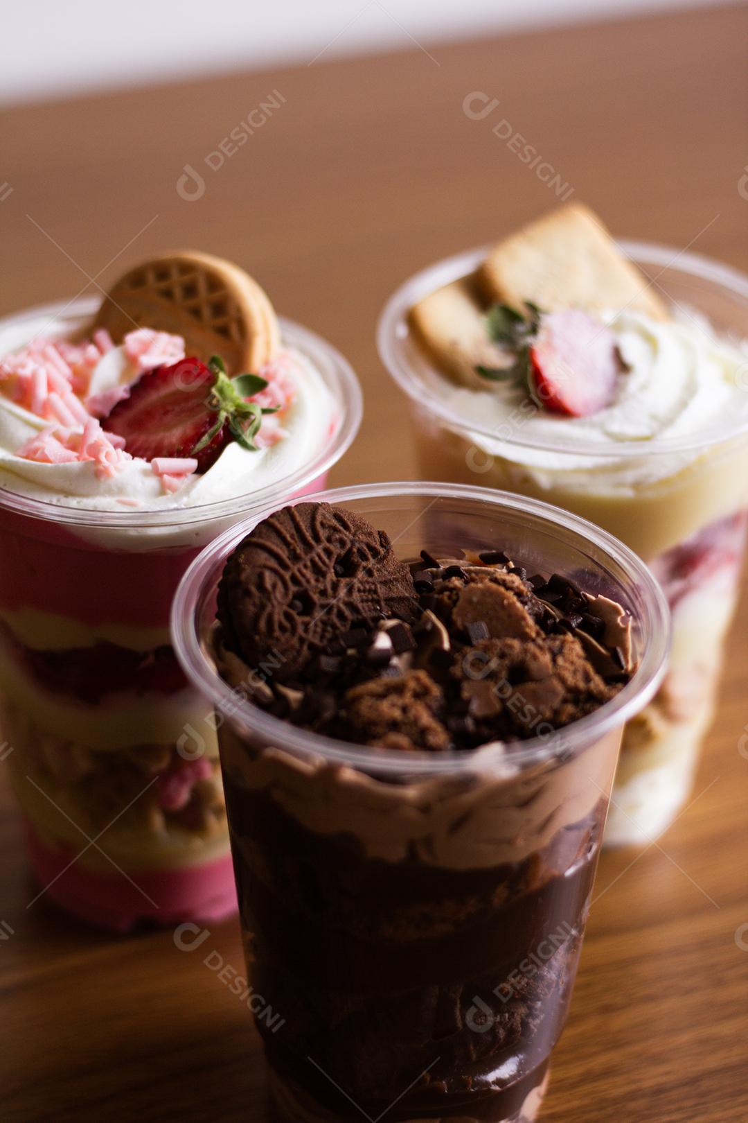 Copos de Plástico com Iogurte Recheado com Frutas Vermelhas