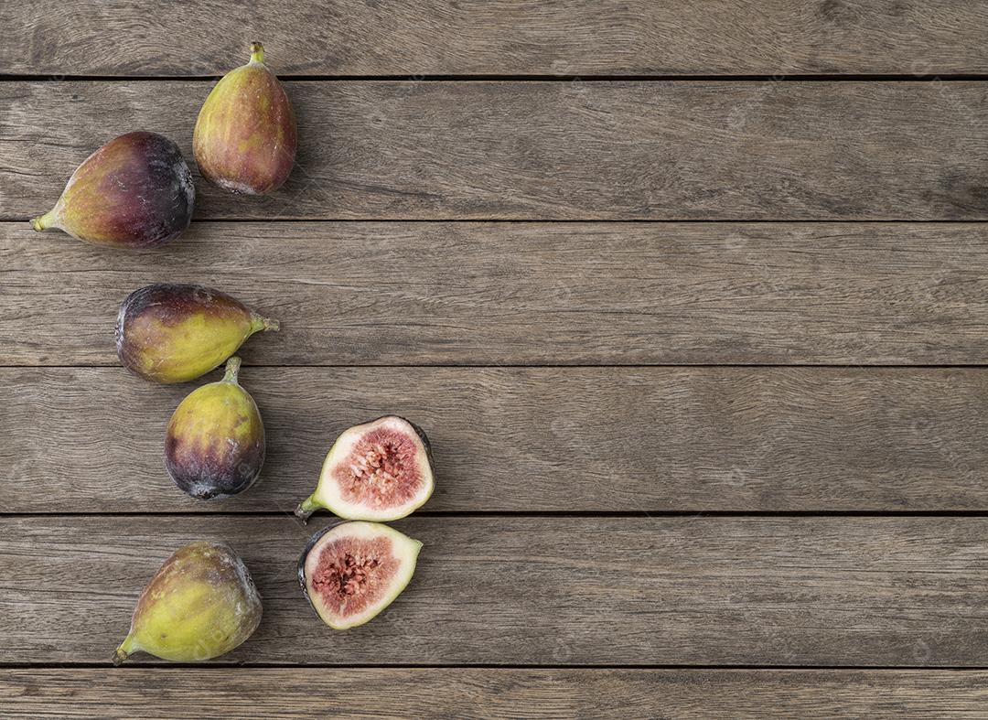 Figos com Frutas Cortadas Sobre Mesa de Madeira