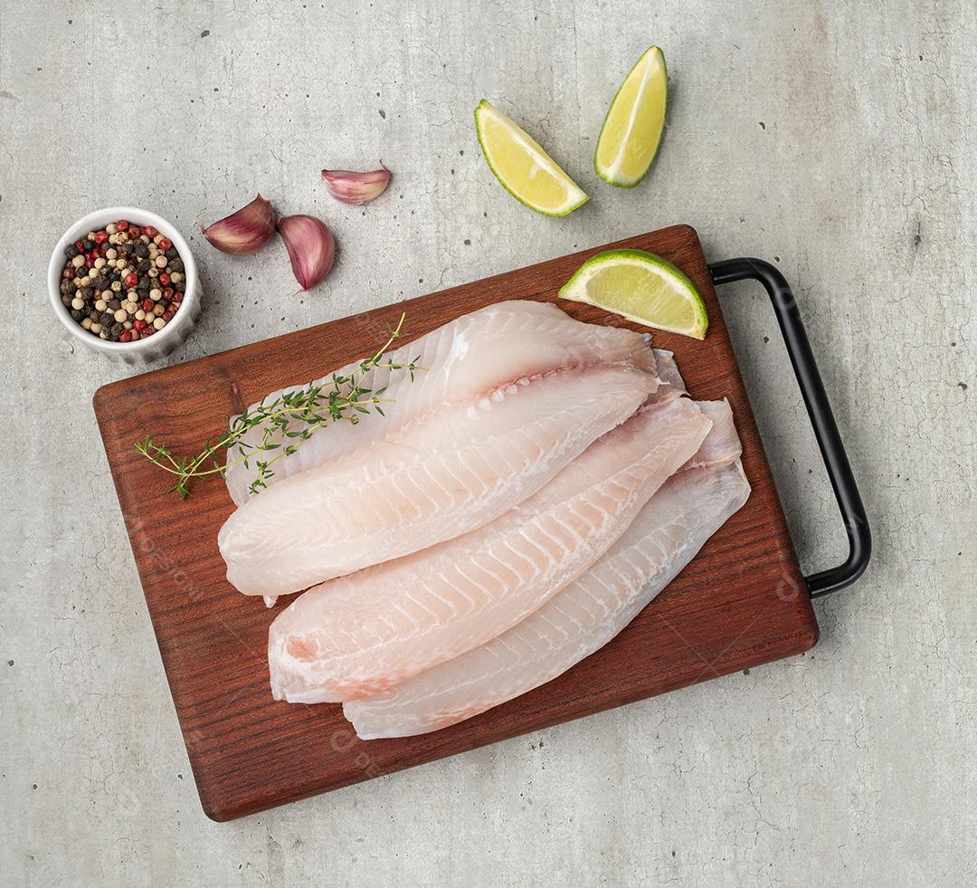 Filé de Peixe de Tilápia Crua Com Temperos Sobre Mesa de Madeira Imagens jpg
