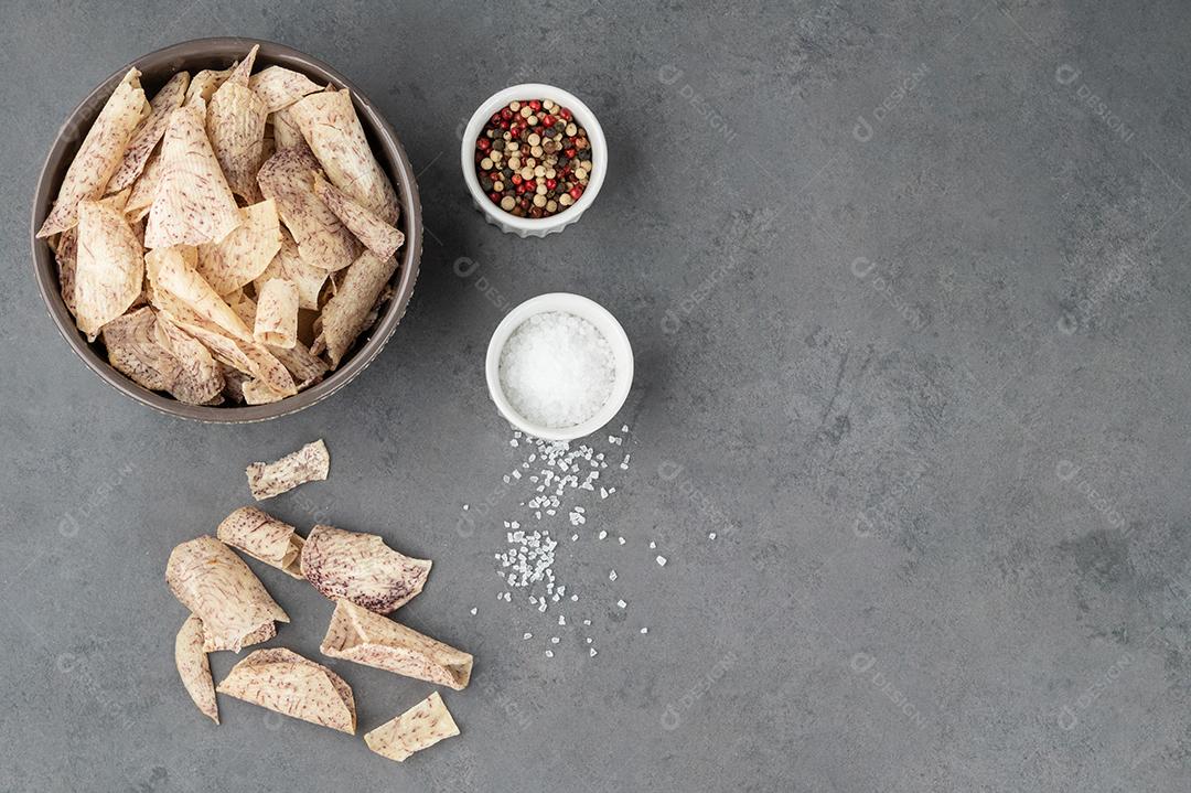 Chips de Taro Em Uma Tigela Sobre Mesa de Madeira