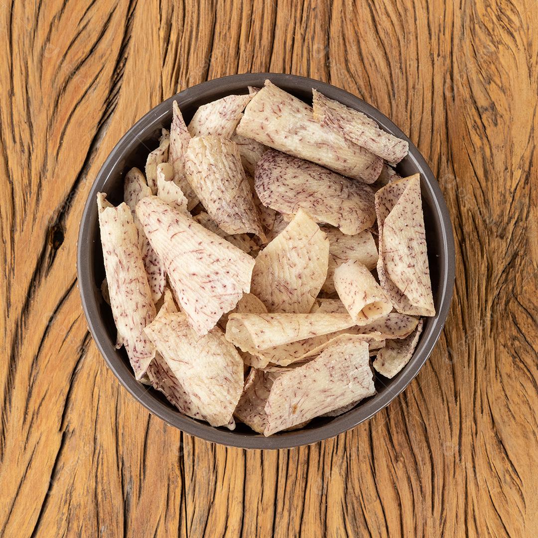 Chips de Taro Em Uma Tigela Sobre Mesa de Madeira