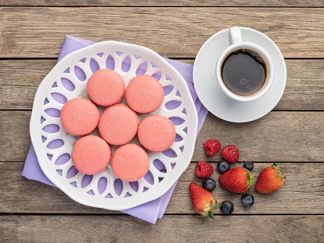 Macarons de Amora Em Um Prato Com Café Sobre Mesa de Madeira Imagens jpg