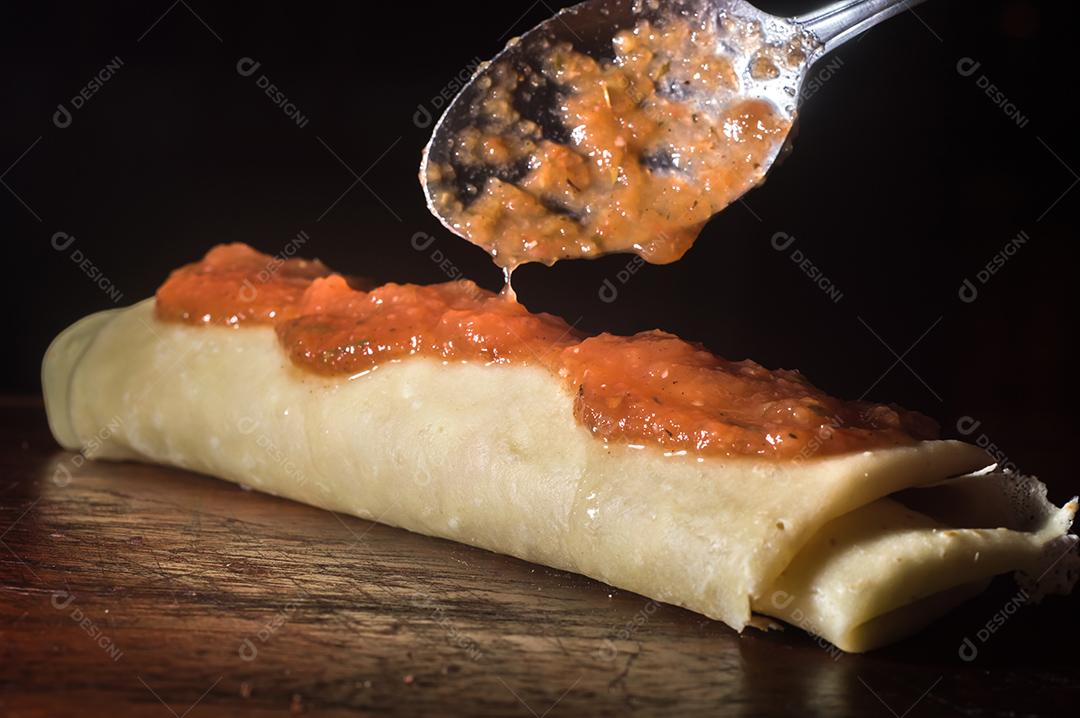 Panqueca Salgada Com Frango Desfiado, Molho de Tomate e Queijo Imagens jpg