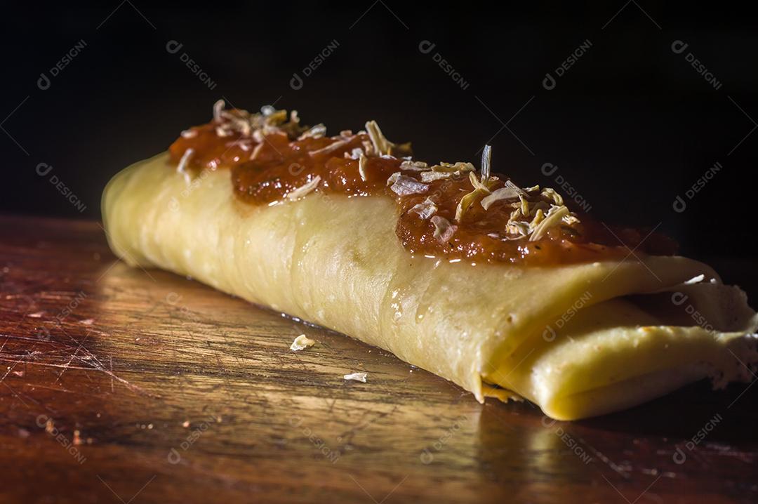 Panqueca Salgada Com Frango Desfiado, Tomate e Queijo Imagens jpg