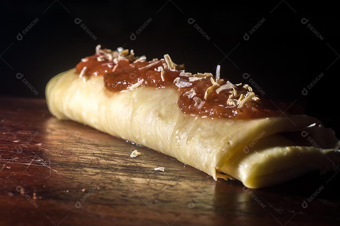 Panqueca Salgada Com Frango Desfiado, Molho de Tomate Queijo Imagens jpg