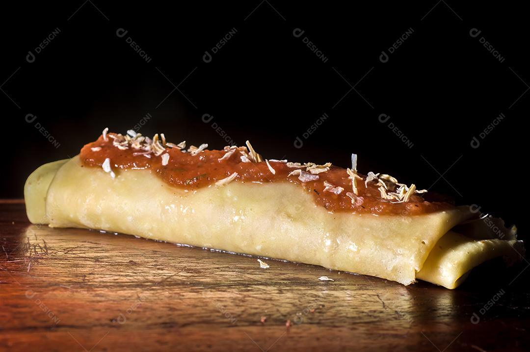 Panqueca Salgada Com Frango Desfiado, Molho de Tomate, Queijo Imagens jpg