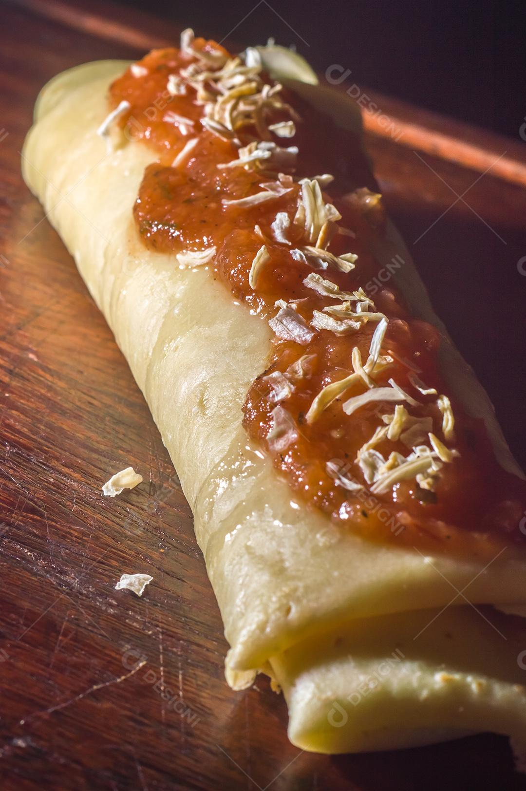 Panqueca Salgada Com Frango Desfiado, Tomate e Queijo Imagens jpg
