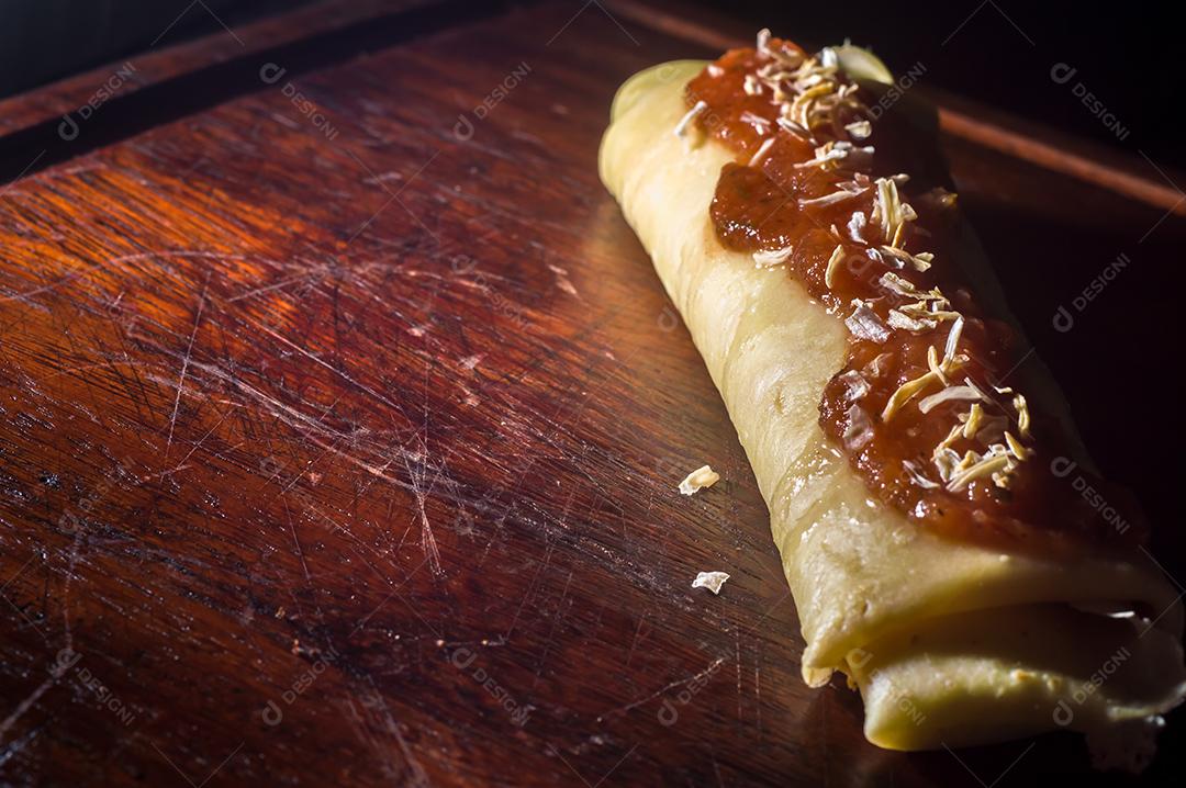 Panqueca Salgada Com Frango Desfiado, Molho de Tomate, Queijo Imagens jpg
