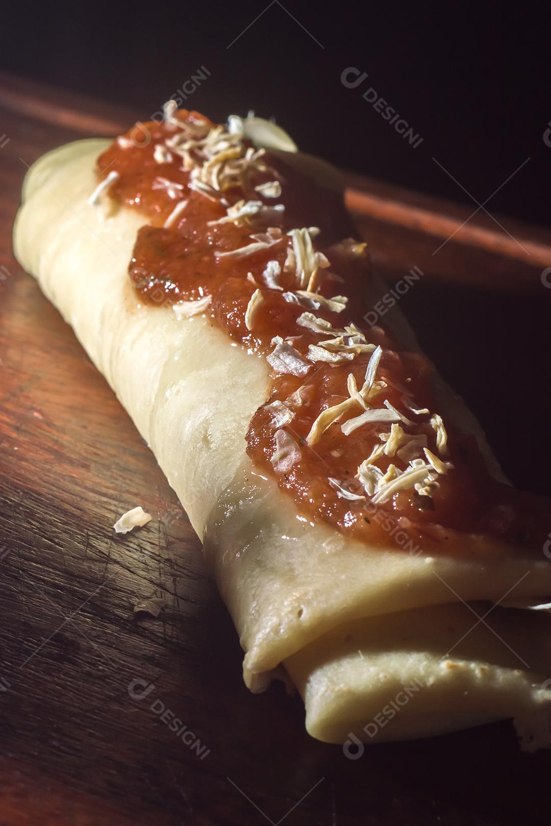 Panqueca Salgada Com Frango Desfiado, Molho de Tomate, Queijo Sobre Mesa De Madeira Imagens jpg