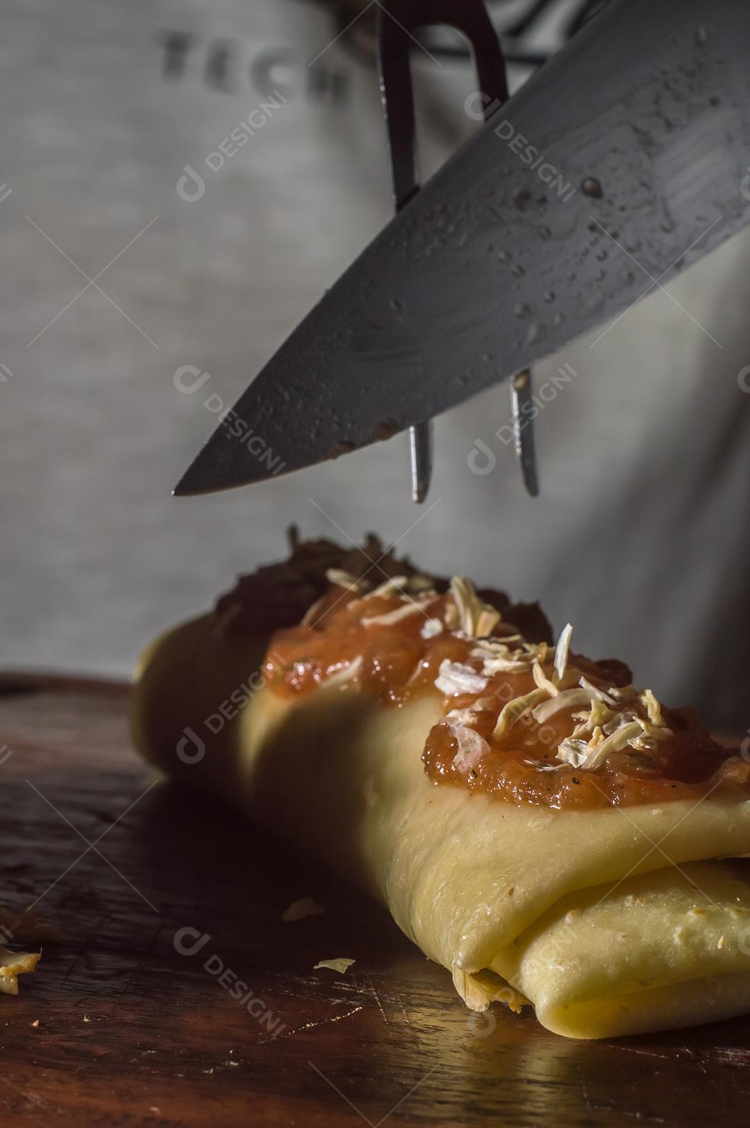 Panqueca Salgada Com Frango Desfiado, Molho de Tomate e Queijo Imagens jpg