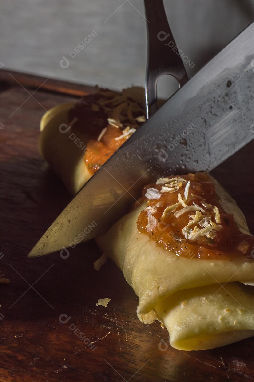 Panqueca Salgada Com Frango Desfiado, Molho de Tomate, Queijo Imagens jpg