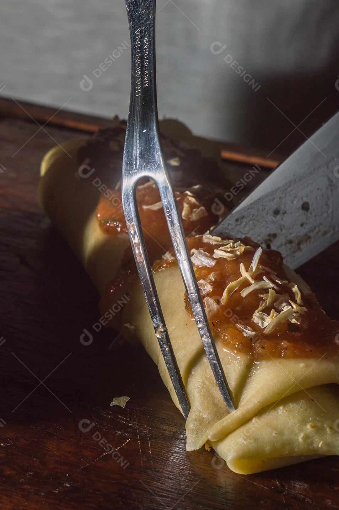 Panqueca Salgada Com Frango Desfiado, Molho de Tomate, Queijo Imagens jpg